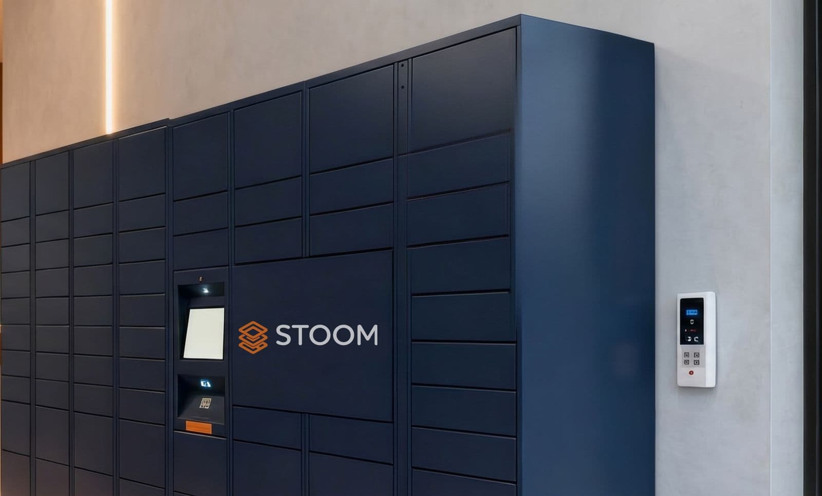 Smart Locker Stoom em close, com tela de retirada e teclado